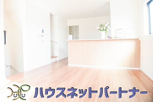 【リビングダイニング】リビングは、食事スペースと寛げる場所設けてもまだ余裕の広さ。明るい光が照らしてくれます。