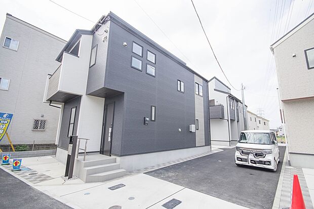 【前面道路含む現地写真】前面道路の日当たりの良い明るいお家。