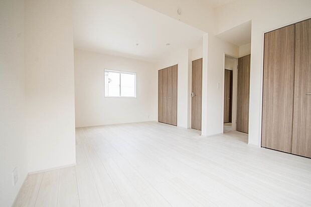 【洋室】2面窓のある風通しの良いお部屋は心も体も元気にしてくれます。自分だけのお部屋作りを楽しんでみては。