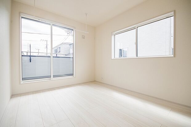 【リビング以外の居室】陽光が降り注ぐ明るく開放的な空間が魅力的。