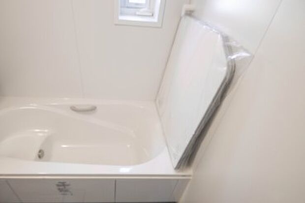 【非公開】同仕様：浴槽保温材と保温組フタの“ダブル保温”構造で、お湯が冷めにくく、4時間後でも温度が2.5℃しか下がらないので、入浴時間の異なるご家族でも時間を気にせず入浴できます。