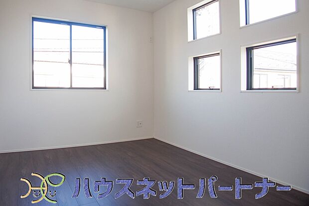 【洋室】風通しの良いお部屋は心も体も元気にしてくれます。冬はぽかぽかと陽射しで暖か。