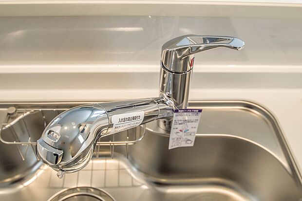 【浄水器】「原水(水道水)」「シャワー」「浄水」を切り替えられる浄水器内蔵水栓です。