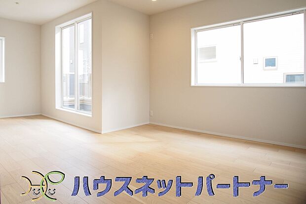 【リビングダイニング】家族の温かさと陽光の暖かさ、楽しい毎日と明るい未来を予感させる「空間が織り成すひとつ先の住み心地」を演出します。