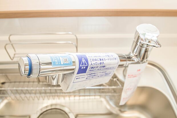 【浄水器】「原水（水道水）」「シャワー」「浄水」を切り替えられる浄水器内蔵水栓です。