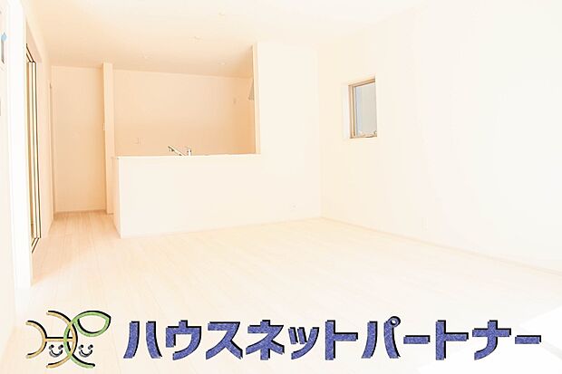 【ダイニングキッチン】カウンターキッチンなら、リビングで遊ぶ子供の様子を見ながら料理ができるので安心です。料理を運んでもらったり、子供にお手伝いしてもらいやすいのもいいですね♪