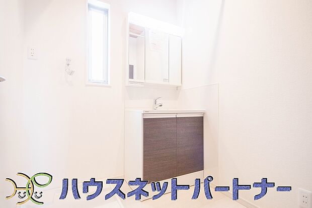 【ランドリースペース】広いランドリースペースは着替えやタオルだけでなく、他の収納も十分における。