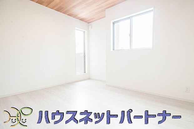 【子供部屋】独立性を高めたお部屋。たっぷりの収納も配備しており、片付いた空間を現実出来そう。陽光も降り注ぐ明るく開放的な空間が魅力的。