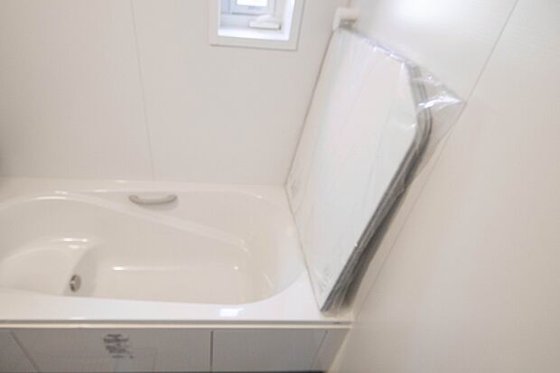 【保温型浴槽】柔らかな曲線で構成されたバスタブが心地よさをもたらします。