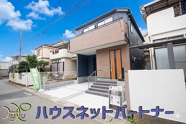 【現地外観写真】堂々たる趣ながら、主張し過ぎずどこか余裕を感じさせるシャープなフォルムで佇む邸宅は、晴天の空と照らし合わせる事で、本来あるべき完成形の姿を見せてくれます。