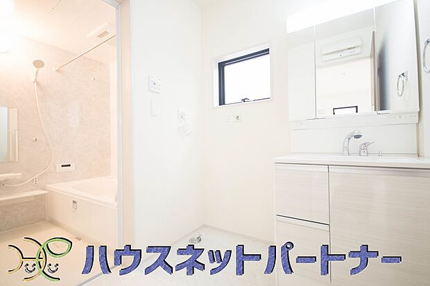 【洗面台・洗面所】大きく見やすい三面鏡で清潔感ある洗面台は、身だしなみチェックや肌のお手入れに最適です。何かと物が増える場所だからこそ、スッキリと見映えの良い空間に拵えました。