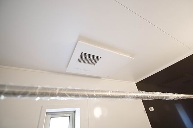 【浴室乾燥】浴室乾燥機能付きなので雨続きの日でもお洗濯は安心ですね。  