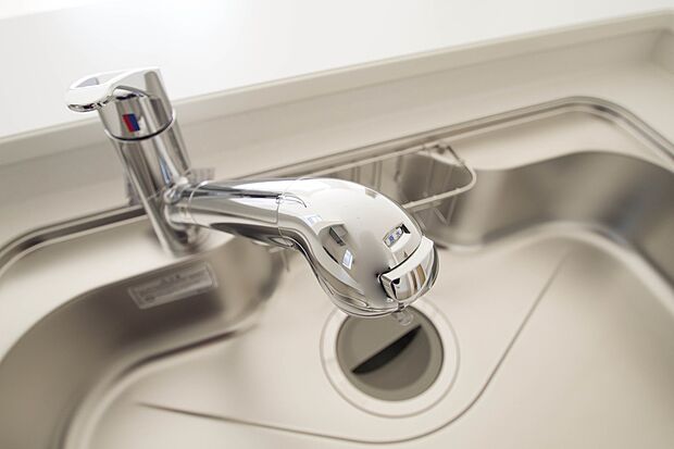 【一体型浄水器】「原水（水道水）」「シャワー」「浄水」を切り替えられる浄水器内蔵水栓です。