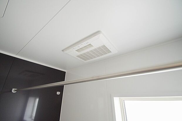 【暖房乾燥機能】浴室乾燥機能付きなので雨続きの日でもお洗濯は安心ですね。