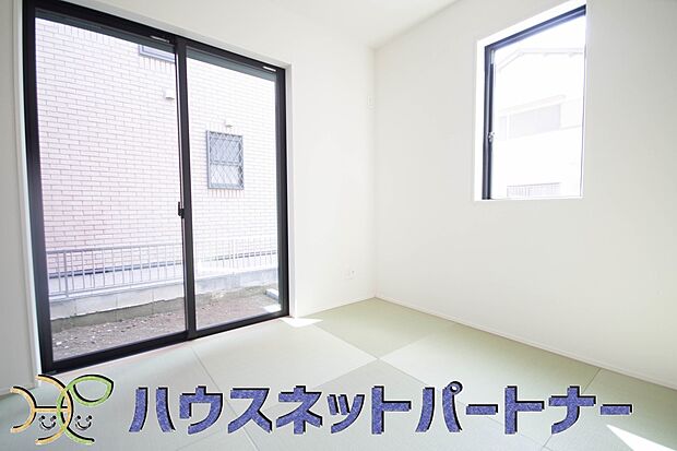 【和室】意外と場所をとるアイロンがけや、洗濯物をたたむときにも広々と使うことができ、ちょっと一休みしたい時、すぐに横になれることも魅力ですよね。また、来客時に客間や宿泊部屋として活用できます。