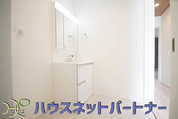 【脱衣場】洗面室のある脱衣所は広々。脱いだお洋服をそのままお洗濯。