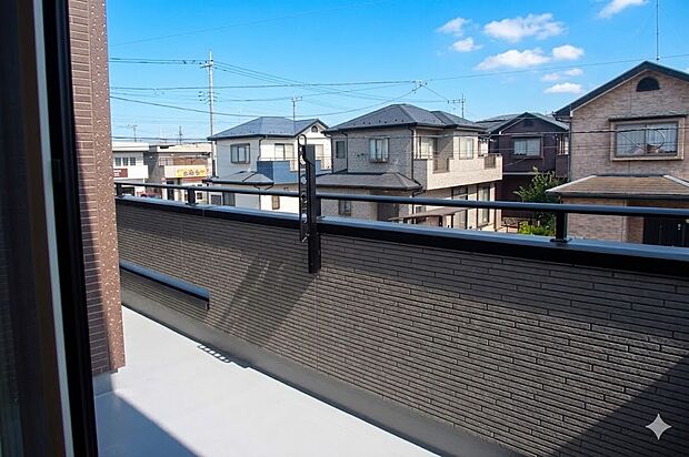 【バルコニー】朝の澄んだ空気や、夕方に吹く清々しい風を五感で感じられるバルコニー。住まいの中で唯一屋外にあって、本当の自然を感じられるスペースです。