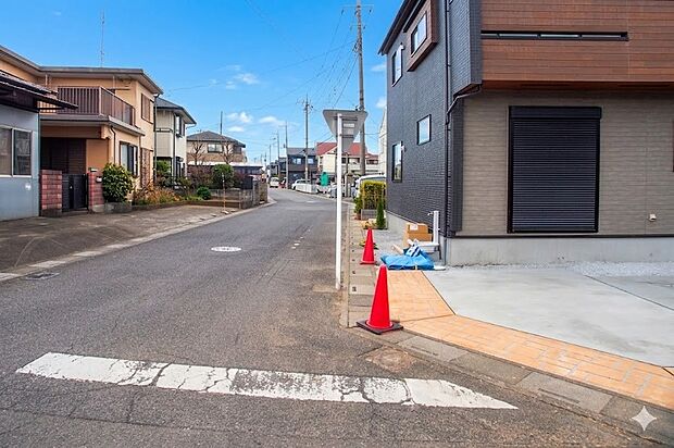 【前面道路含む現地写真】前面道路の日当たりの良い明るいお家。