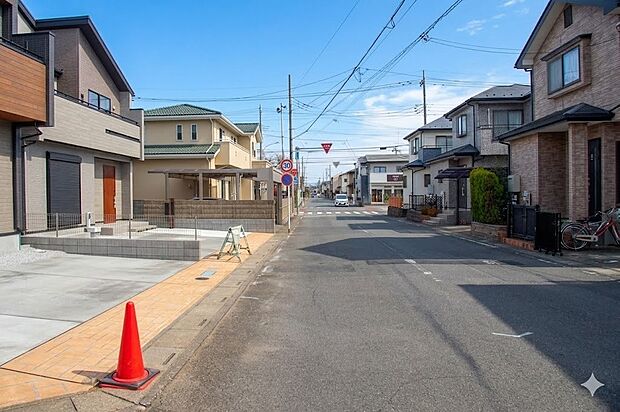 【前面道路含む現地写真】前面道路でお車を駐車するのも楽々。