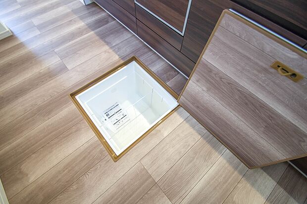 【床下収納】使う季節が限られる土鍋や重箱など、頻繁に出し入れしないものをしまうのに便利。  