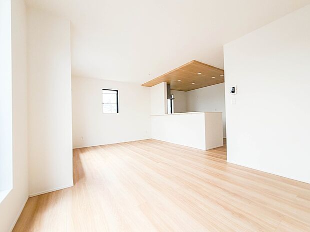 通風・採光に優れ、心地よい光と風が溢れています。 贅沢で豊かな居住性と、プライドを満たすクオリティが見事に調和した住空間。新築ならではの快適なひとときをご体感頂ける筈です。