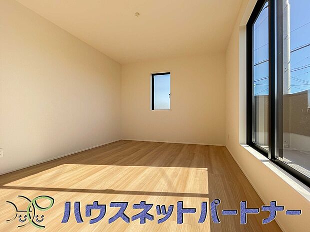 バルコニーに直接出入りできるお部屋です。ちょっと外の空気を吸いたい時や、ベランダでミニガーデニングなども楽しめそうです。