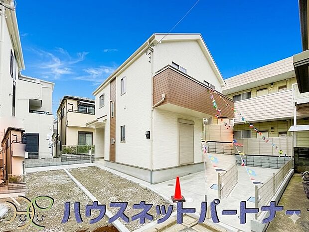 堂々たる趣ながら、主張し過ぎずどこか余裕を感じさせるシャープなフォルムで佇む邸宅は、晴天の空と照らし合わせる事で、本来あるべき完成形の姿を見せてくれます。