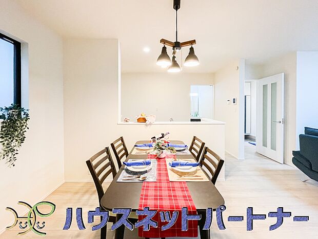 カウンターキッチンなら、リビングで遊ぶ子供の様子を見ながら料理ができるので安心です。料理を運んでもらったり、子供にお手伝いしてもらいやすいのもいいですね♪