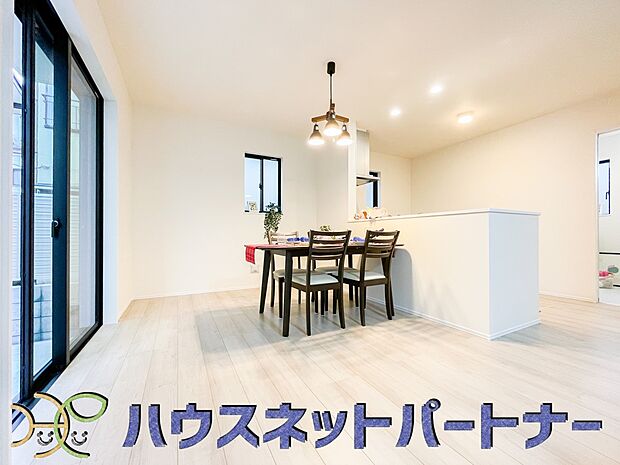 明るく開放的なダイニング。家族とのコミュニケーションが取りやすく、みんなの笑顔が溢れます