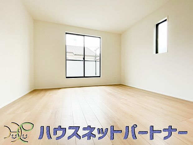 ベッドを置いて主寝室をイメージ。それでも広々してますね。