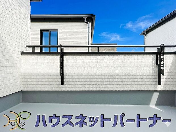 朝の澄んだ空気や、夕方に吹く清々しい風を五感で感じられるバルコニー。住まいの中で屋外にあって、本当の自然を感じられるスペースです。