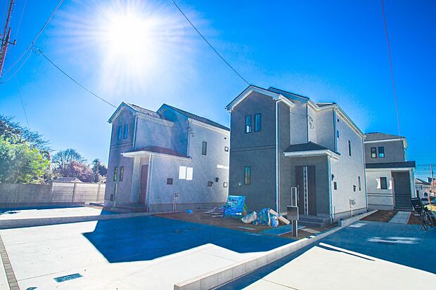 【前面道路含む現地写真】前面道路の日当たりの良い明るいお家。