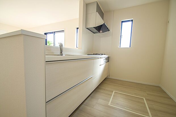 【キッチン】家族の様子を見ながらキッチンでお料理。一日の出来事を会話しながらの家事は嬉しいコミュニケーション。