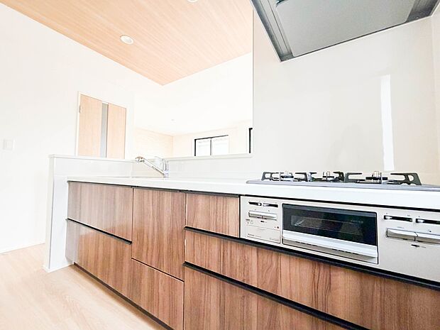 【キッチン】三口コンロで料理の幅を拡げてくれる使いやすいシステムキッチンを採用。洗い場も大きいので野菜や食器を洗ったりする際にも捗り、奥様の強い味方となってくれるはずです。