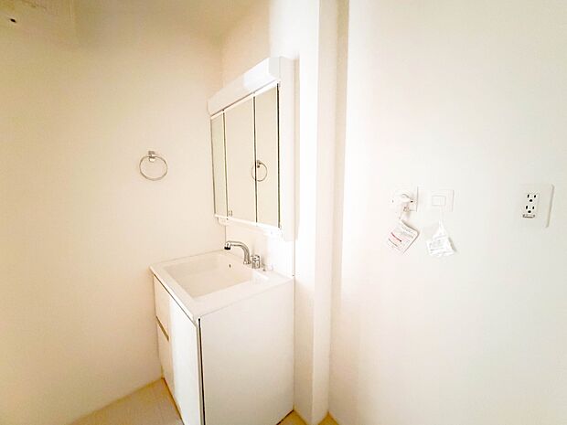 【洗面台・洗面所】大きく見やすい三面鏡で清潔感ある洗面台は、身だしなみチェックや肌のお手入れに最適です。何かと物が増える場所だからこそ、スッキリと見映えの良い空間に拵えました。