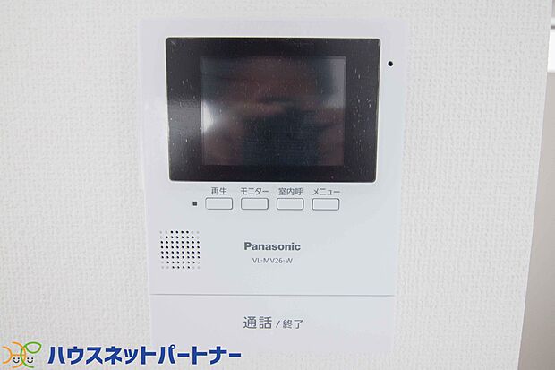 【同仕様設備）】来訪者の様子を室内TVモニターでチェック。対応したくないセールスを断りやすく、子どもに留守番をさせるときも安心。不在時の来訪者を録画でき、犯罪抑止効果も期待できます。