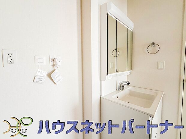 【その他設備(レンジフード(同仕様設備）)】調理の際に発生する汚れた空気（二酸化炭素、油煙、水蒸気、ニオイなど）を、ダクトを通して屋外に排出しています。