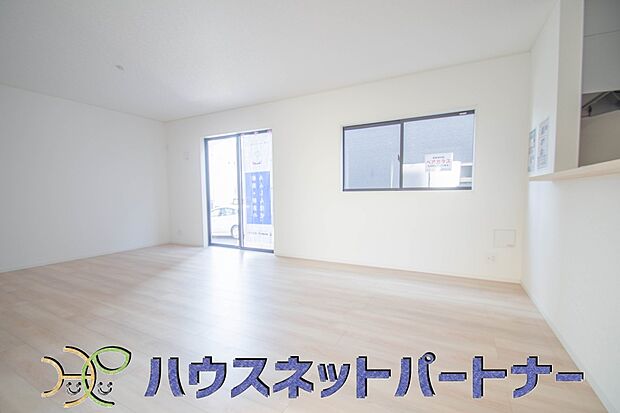 【リビング】うららかな陽射しがどのお部屋にも降り注ぎますように、快適さを追求した間取設計。得難い立地環境での生活を恵みの豊かな永住の地へと変えてくれます。