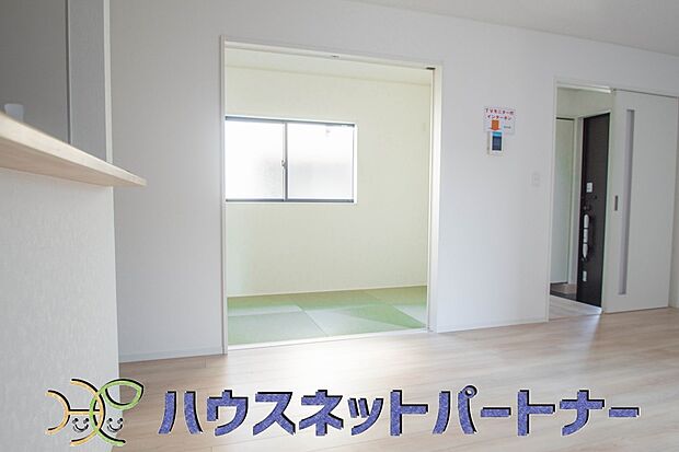 【リビングダイニング】リビングの続き間としても利用できる和室。畳の香りに包まれながら普段は子供の遊び場やご両親様のお部屋として、急な来客の場合は襖を締め切り客間としても利用可能。