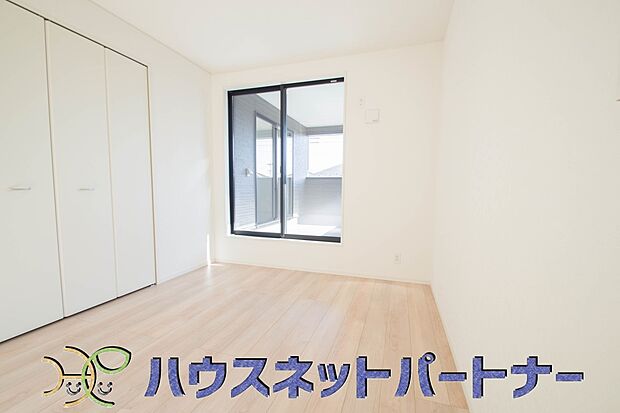 【子供部屋】柔らかな光り差し込む家族に優しい洋室は子供部屋にぴったり。