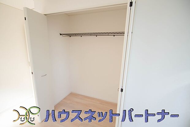 【収納】壁面クローゼットのメリットは、衣類が横一列に並ぶためひと目で洋服が選びやすいこと。衣類をたくさんお持ちの方も、限られたスペース内に無理なく収納することができます。