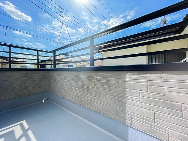【バルコニー】青い空が近くに感じるバルコニーは、爽やかな風をお部屋へ運んでくれます。