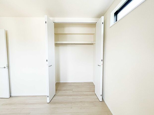 【収納】壁面クローゼットのメリットは、衣類が横一列に並ぶためひと目で洋服が選びやすいこと。衣類をたくさんお持ちの方も、限られたスペース内に無理なく収納することができます。