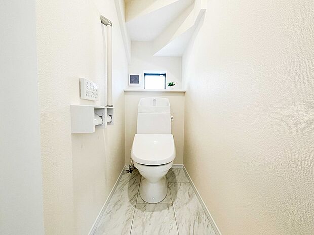 【トイレ】小窓を設置する事により明るく、通気性の良いトイレとなっております。中はゆとりのある大きさを確保しておりますので、ゆったりとお使い頂けます。