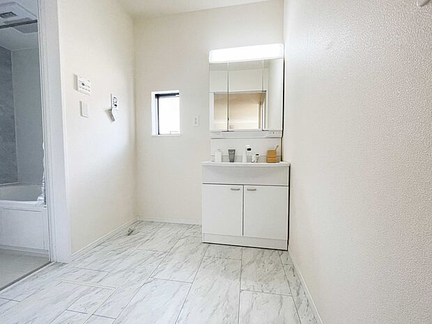 【洗面台・洗面所】家の中でも特にプライベートスペースとなる洗面所は、洗濯場所と浴室を同じ空間でまとめております。小窓を設置しておりますので、熱気などが籠りやすい空間でちょっとした空気の入れ替えを。