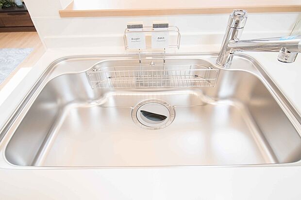 【シンク】(全面エンボス加工ステンレスシンク)傷や汚れが付きにくい全面エンボス加工シンクです。シンク底面の裏面に制振材を装着し、水はねの音や食器が当たる音を大幅に軽減する静音仕様です。