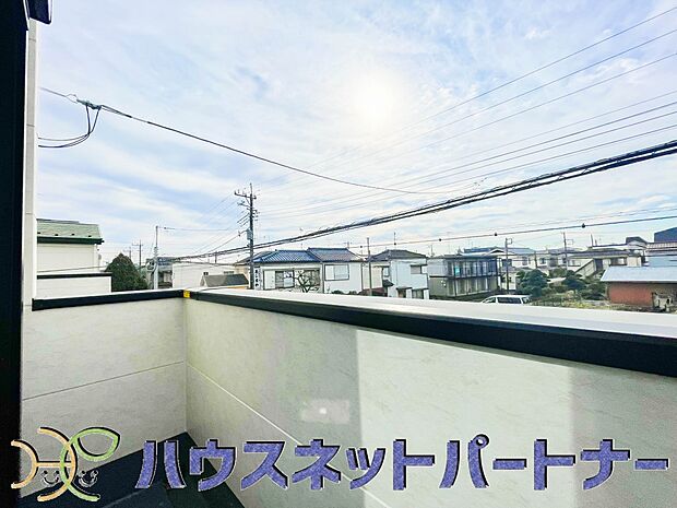 【住戸からの眺望写真】朝の澄んだ空気や、夕方に吹く清々しい風を五感で感じられるバルコニー。住まいの中で唯一屋外にあって、本当の自然を感じられるスペースです。