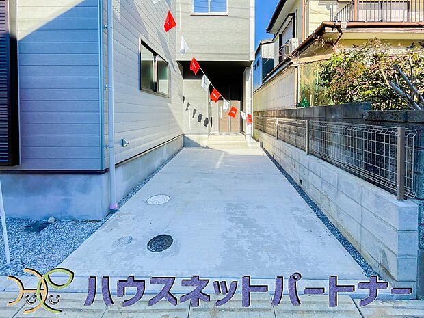 【駐車場】駐車場がある戸建を持つ最大のメリットは、駐車場代金を支払い続ける必要がないことです。賃貸住宅に住んでいる方が、戸建の購入を考えるきっかけに挙げることが多いようです。