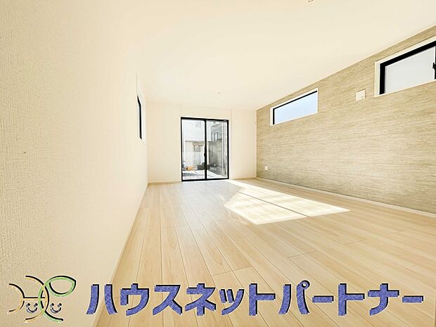 【リビング】陽だまりのある光彩豊かなリビングは、何よりも快適で心休まる時間を過ごせます。