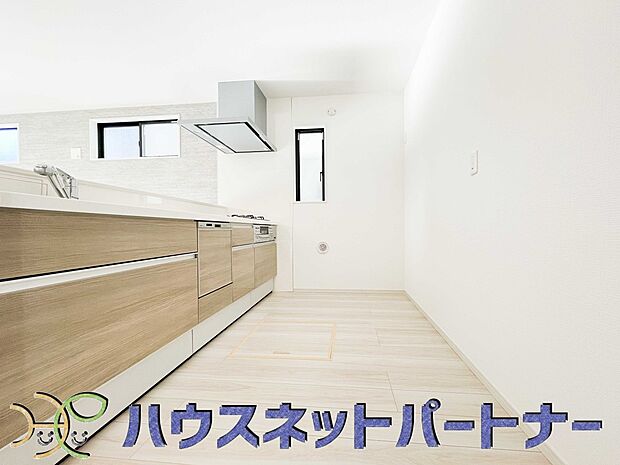 【キッチン】キッチン吊戸棚を無くす事によって、コミュニケーションを重視した設計に致しました。区画によって変わる一体感を、実際にご覧になって頂けましたらと思います。 